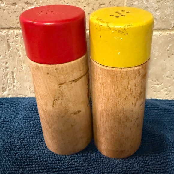 Vintage Wooden Rooster Salt and Pepper Shakers. - Picture 2 of 3